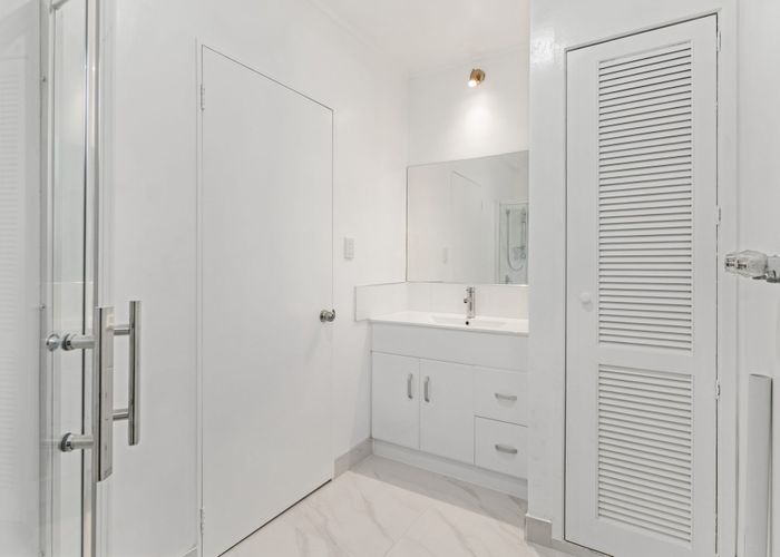  at 2/109 Stanley Road, Glenfield, North Shore City, Auckland