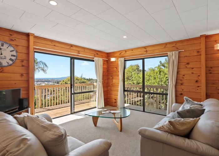  at 2/613A Glenfield Road, Tōtara Vale, Auckland