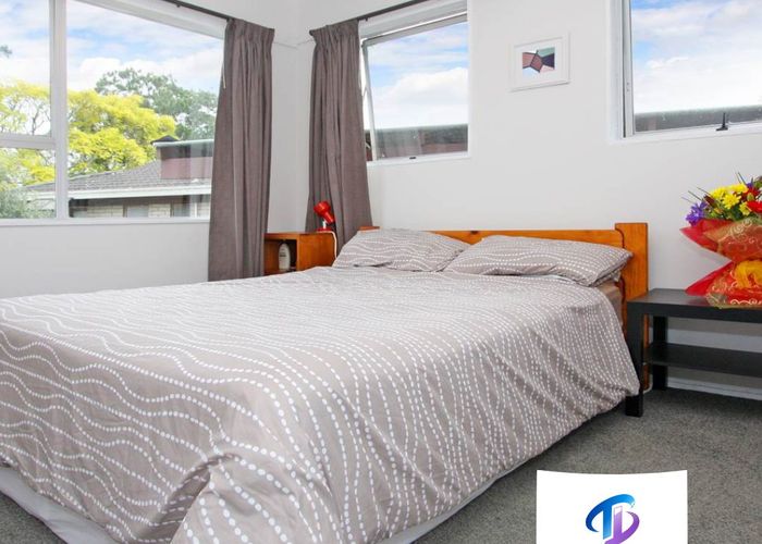  at 2/20 Challen Close, Conifer Grove, Papakura, Auckland