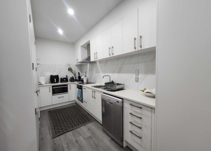  at 8B Carlos Drive, Flat Bush, Manukau City, Auckland