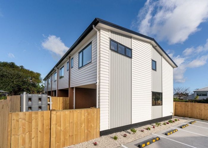 at 5/3 Royal View Road, Te Atatu South, Waitakere City, Auckland
