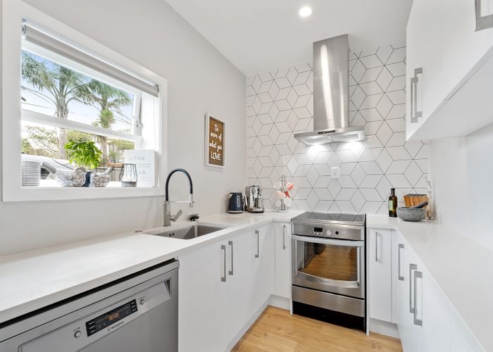  at 2/18 Parr Terrace, Castor Bay, Auckland