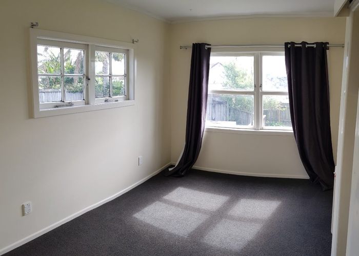  at 2 Knights Close, Rothesay Bay, Auckland