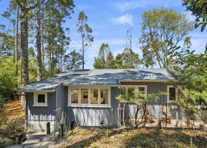  at 8 Arama Avenue, Titirangi, Waitakere City, Auckland