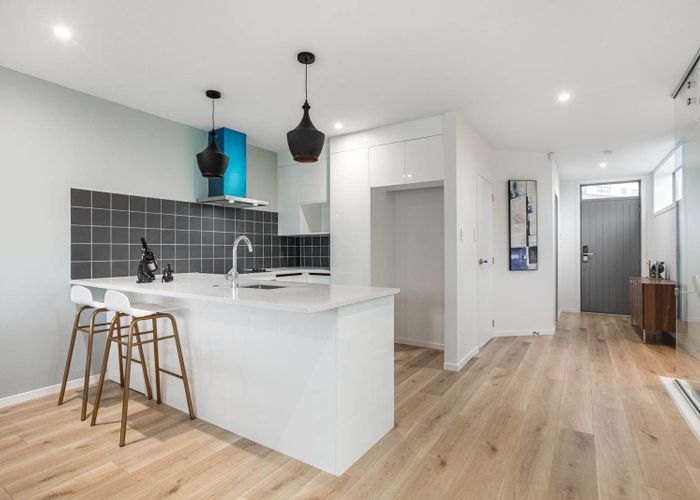  at 4/10 Vinifera Place, Fairview Heights, Auckland