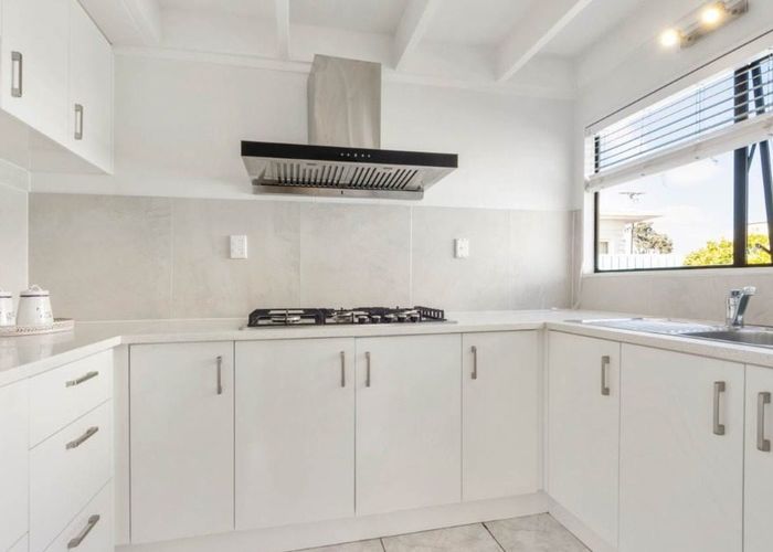  at 2/2 Blockhouse Bay Road, Blockhouse Bay, Auckland City, Auckland