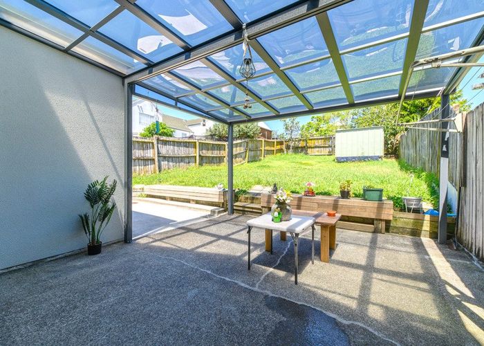  at 6 Kona Crescent, Henderson, Waitakere City, Auckland