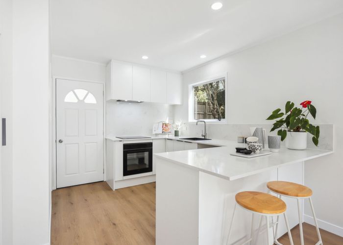  at 2/9A De Val Drive, Titirangi, Auckland