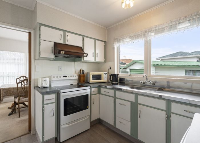  at 21 Hedge Row, Sunnyhills, Auckland
