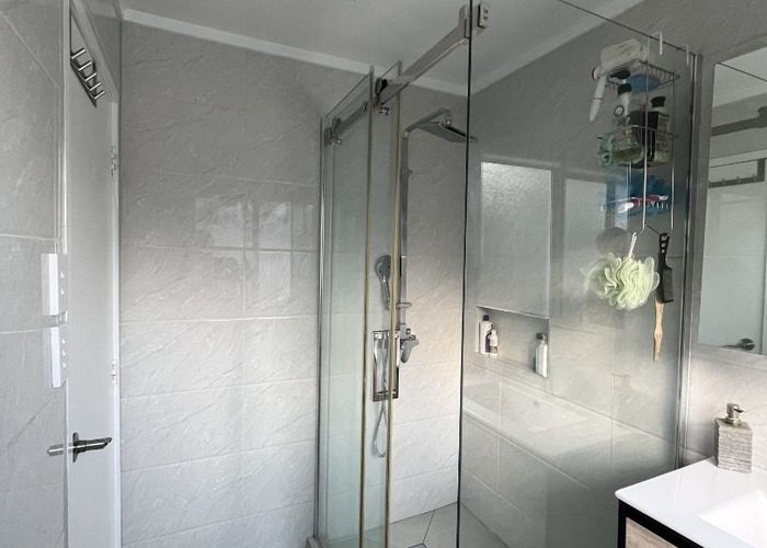  at 2/17 Lambrown Drive, Totara Vale, Auckland