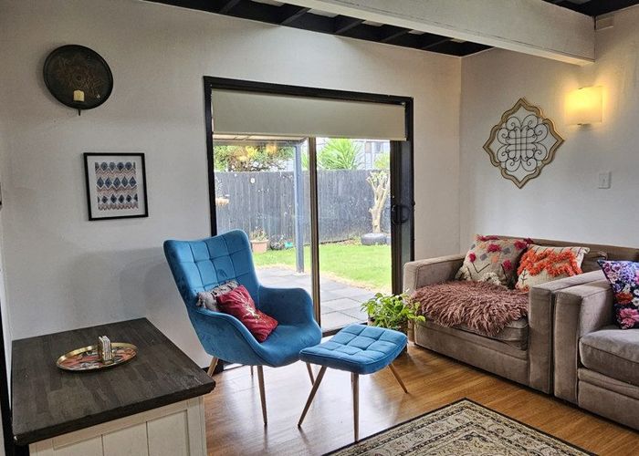  at 2/19 Challen Close, Conifer Grove, Papakura, Auckland