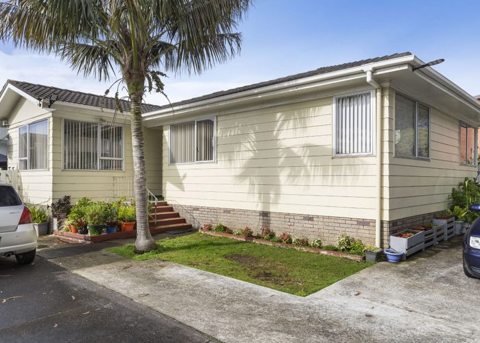  at 384 Roscommon Road, Clendon Park, Auckland