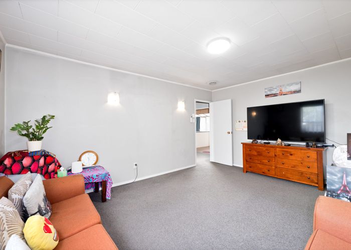  at 2/15 Larissa Avenue, Henderson, Waitakere City, Auckland