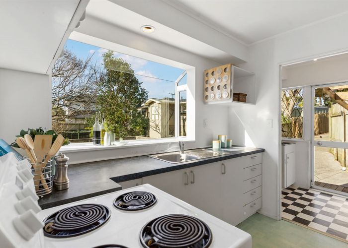  at 2/27 Withers Road, Glen Eden, Auckland