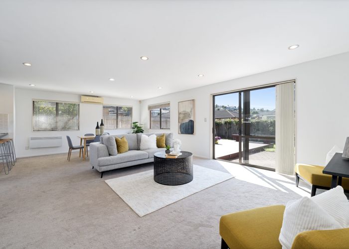  at 33 South Kensington Way, Henderson, Waitakere City, Auckland