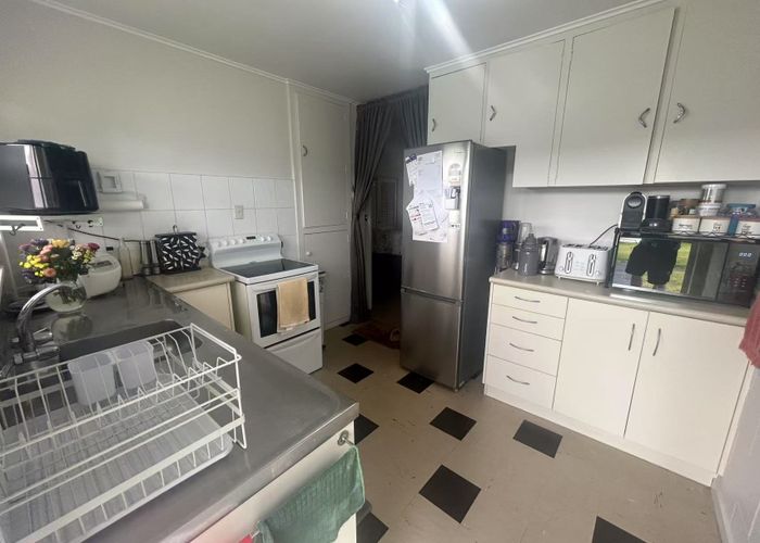  at 8 Dinglebank Road, Mount Wellington, Auckland