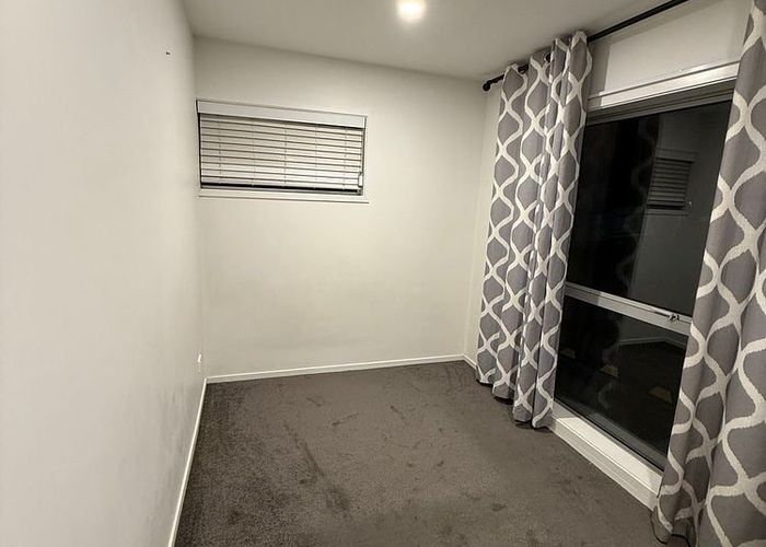  at 2/36 Sunset Road, Unsworth Heights, North Shore City, Auckland