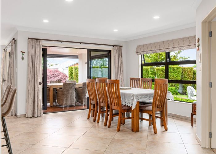  at 2 Compton Grove, Huntington, Hamilton
