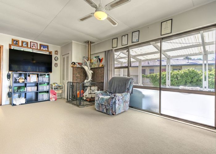  at 6 Manapouri Place, Glenview, Hamilton