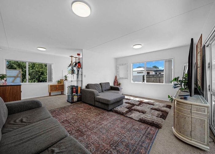  at 2/7 Barneys Farm Road, Clendon Park, Manukau City, Auckland