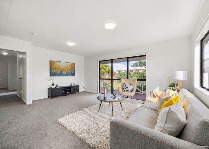  at 2/90 Shifnal Drive, Randwick Park, Manukau City, Auckland