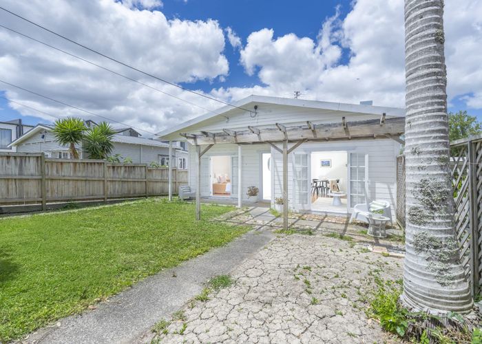  at 3 Queen Mary Avenue, New Lynn, Auckland