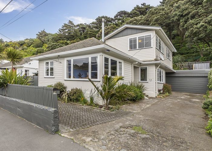  at 318 Queens Drive, Lyall Bay, Wellington