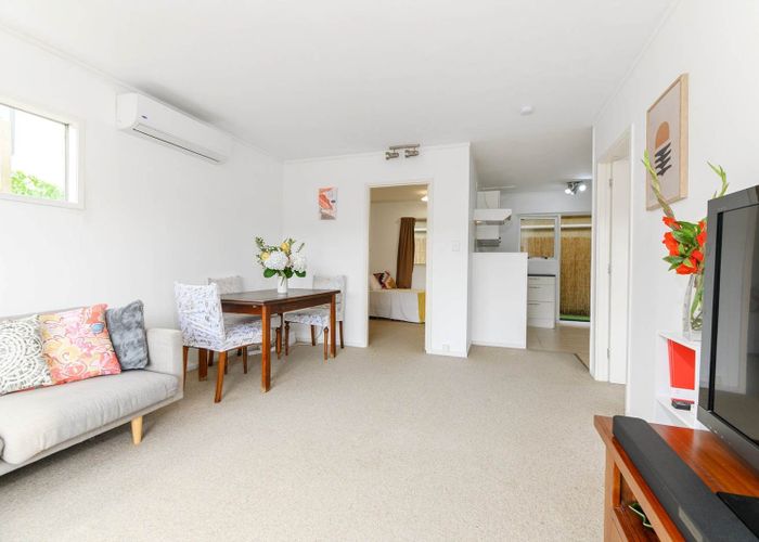  at 2/120 Lynbrooke Avenue, Blockhouse Bay, Auckland