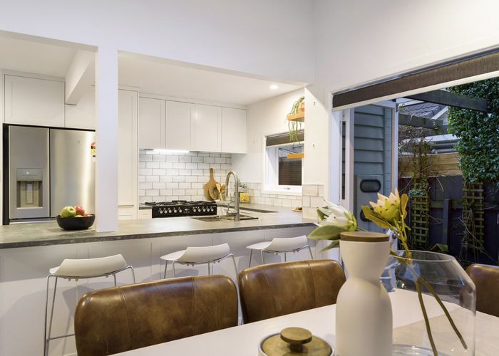  at 31 Winscombe Street, Belmont, Auckland