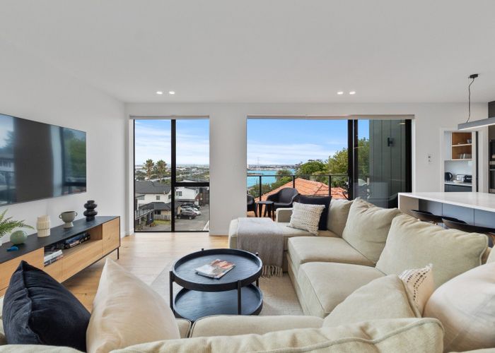  at 32 Seacliffe Road, Hillsborough, Auckland