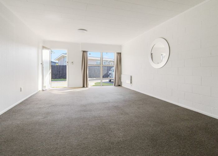  at 2/7 Mckenzie Road, Mangere Bridge, Auckland