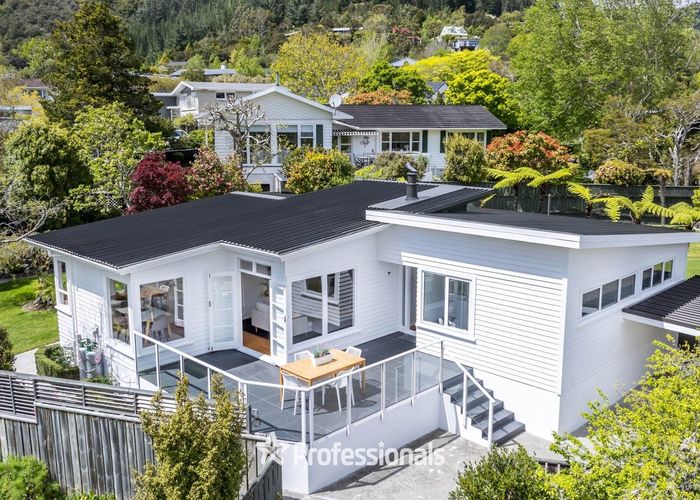  at 6 Fendalton Crescent, Pinehaven, Upper Hutt, Wellington