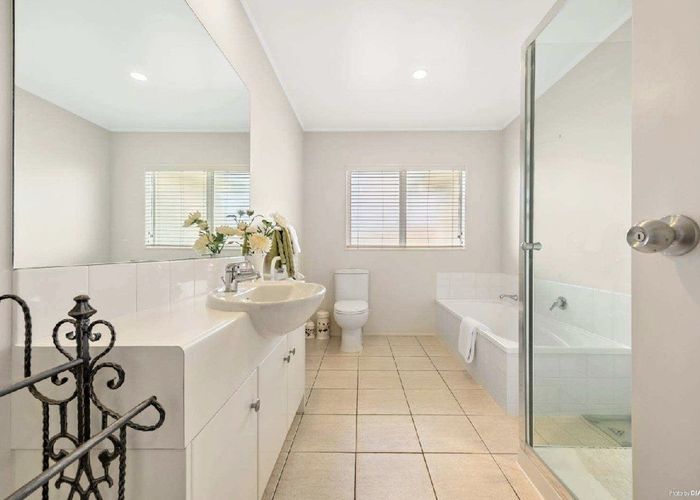  at 1/12 Arrathorne Place, Northpark, Auckland