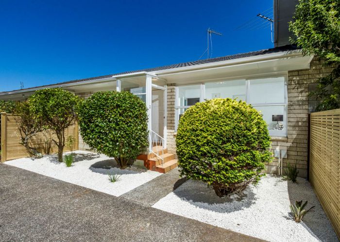  at 2/765 Beach Road, Browns Bay, Auckland
