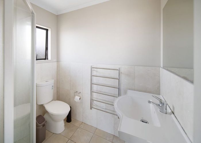  at 20 Fairchild Ave, Goodwood Heights, Manukau City, Auckland