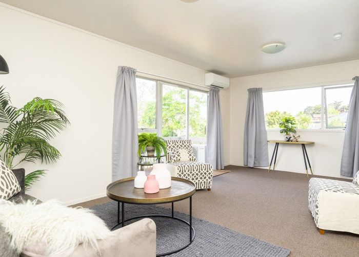  at 2/218 East Coast Road, Forrest Hill, North Shore City, Auckland