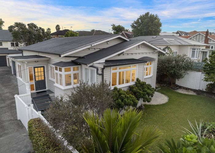  at 4 Cambrai Avenue, Mount Roskill, Auckland