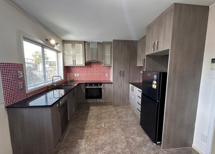  at 2/136 Chivalry Road, Glenfield, North Shore City, Auckland