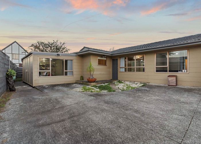  at 2/41 Challen Close, Conifer Grove, Papakura, Auckland