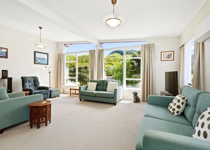  at 8 Fitzwilliam Terrace, Tawa, Wellington