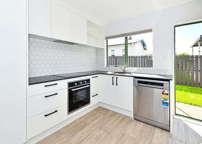  at 2/11 School Rd, Tuakau