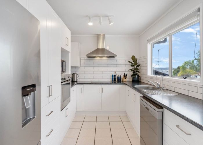  at 16 Pipitea Place, Massey, Waitakere City, Auckland