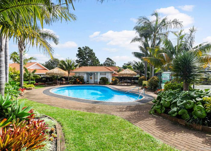 Free property data for 18 Gillett Place, Botany Downs, Auckland homes