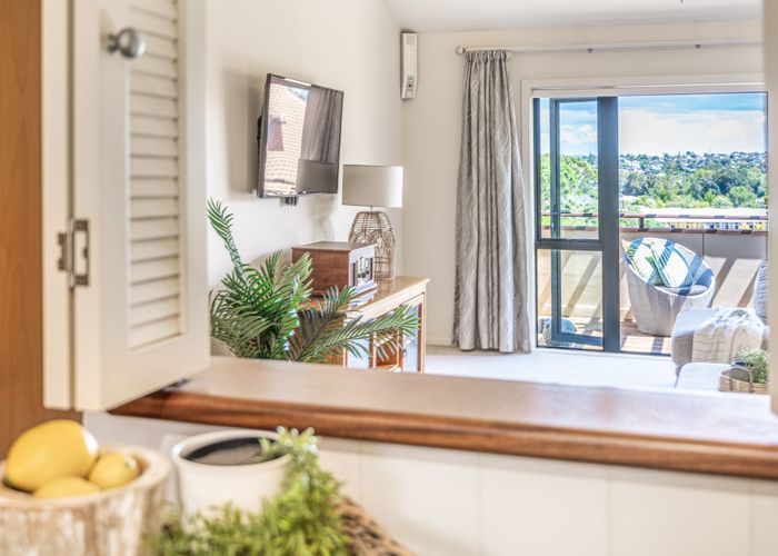  at 9/8 Tobago Place, Sunnynook, Auckland