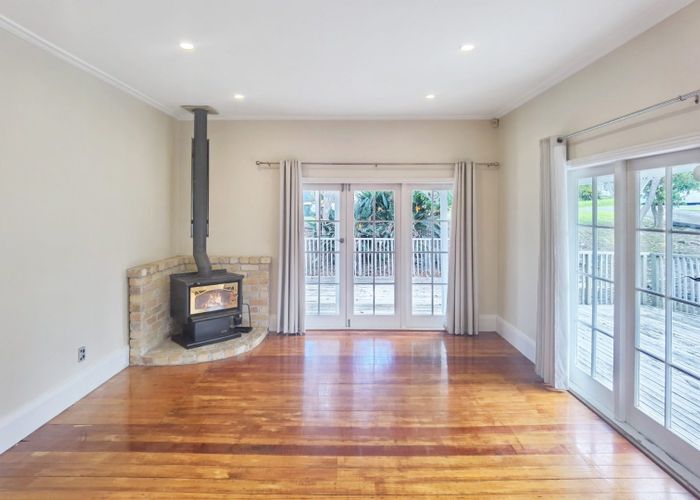  at 2 Seaview Avenue, Northcote, Auckland
