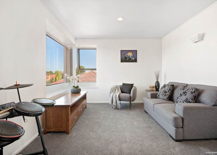  at 4 Buckingham Crescent, Manukau, Manukau City, Auckland