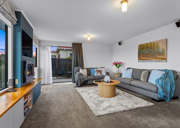  at 15 Tableau Place, Totara Vale, Auckland