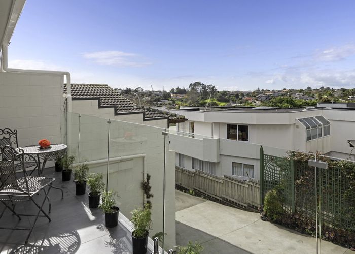  at 2/5 Sunderlands Road, Half Moon Bay, Auckland