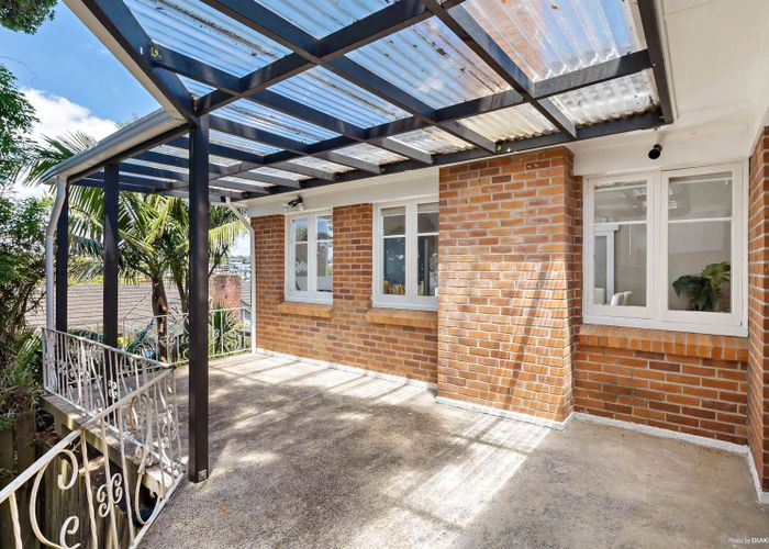  at 2 Locke Avenue, Hillsborough, Auckland City, Auckland