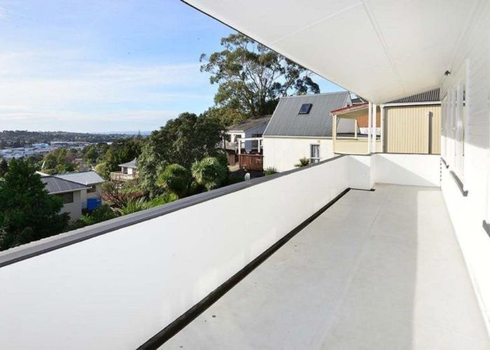  at 2/599 Glenfield Road, Totara Vale, North Shore City, Auckland
